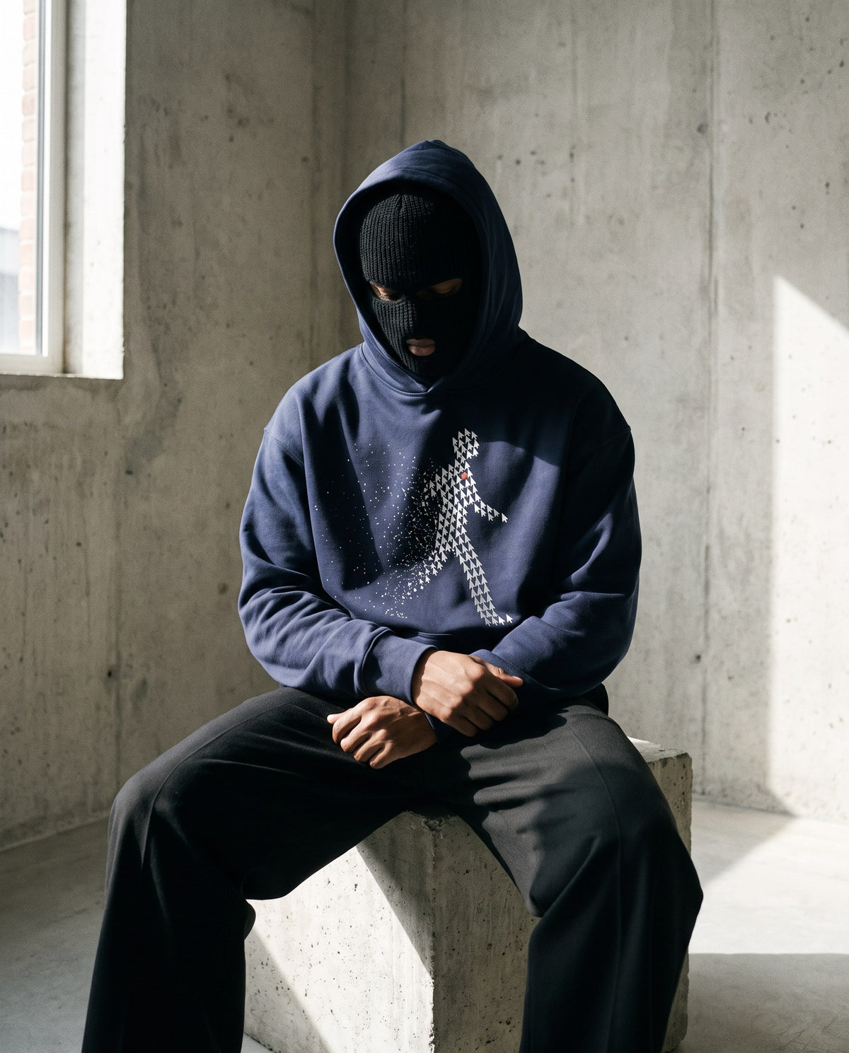 Cursored Hoodie navy, worn – SKREWED